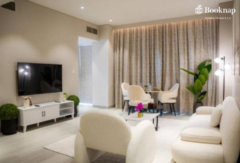 Cozy & Stylish 1 Bhk At Marina Star